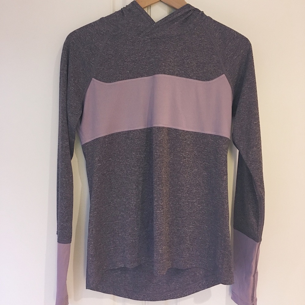 NEVER WORN | ATHLETIC TOP WITH HOOD sm